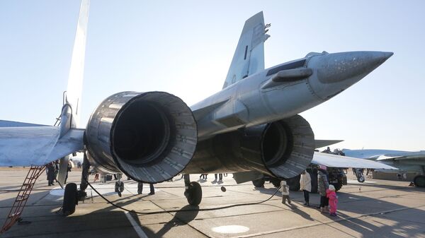 Um caça russo Su-35S do grupo de acrobacia aérea Sokoly Rossii em um aeródromo perto de Vladivostok, no Extremo Oriente russo - Sputnik Brasil