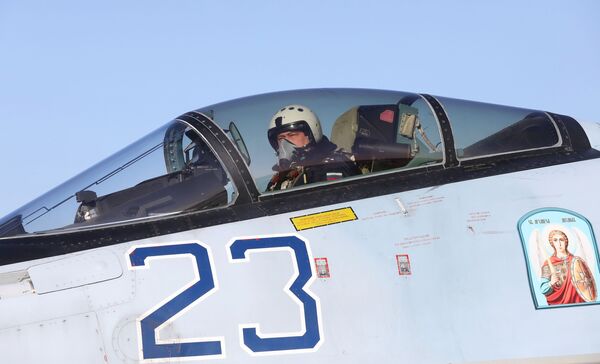 Piloto na cabine de um caça russo Su-35S - Sputnik Brasil