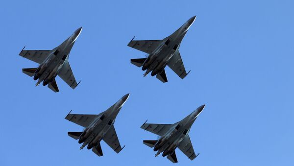 Истребители Су-35С пилотажной группы Соколы России в небе над аэродромом Центральная Угловая под Владивостоком - Sputnik Brasil