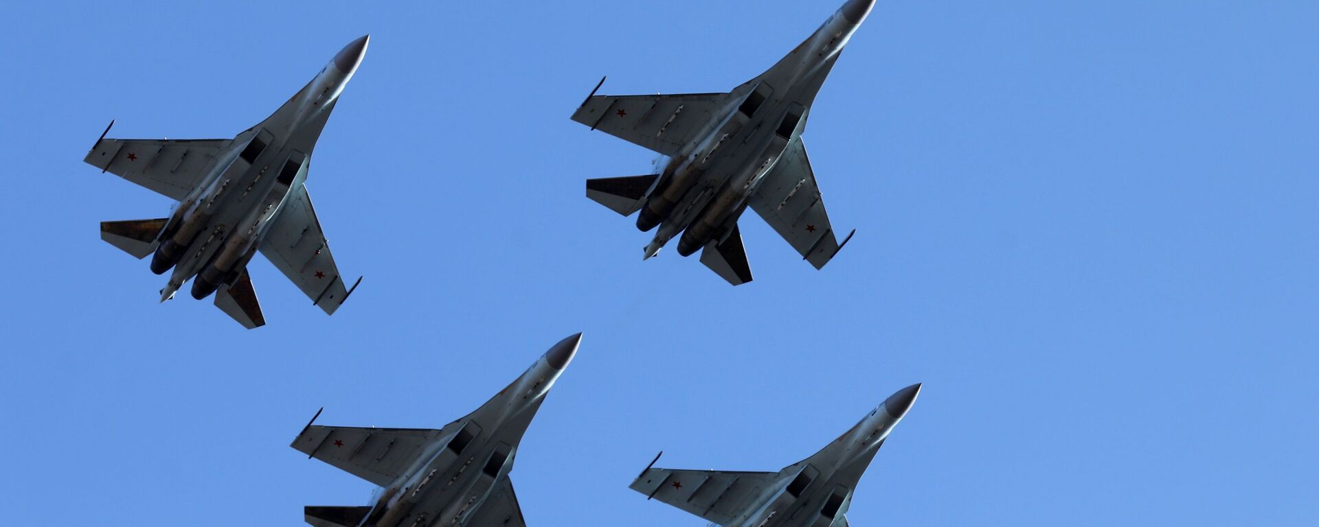 Caças russos Su-35S realizam voos no âmbito das celebrações dedicadas aos cem anos da formação do regimento de aviação de combate da Força Aérea russa e da Defesa Aérea do Distrito Militar Oriental - Sputnik Brasil, 1920, 22.03.2025