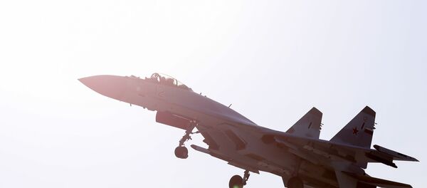 Um caça russo Su-35S do grupo de acrobacia aérea Sokoly Rossii voando sobre o aeródromo Tsentralnaya Uglovaya, perto de Vladivostok - Sputnik Brasil