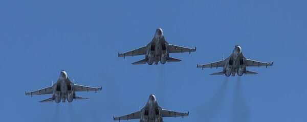 Caças russos Su-35S participam das celebrações em homenagem aos cem anos da criação do regimento de aviação de combate da Força Aérea russa e da Defesa Aérea do Distrito Militar Oriental Caças russos Su-35S participam das celebrações em homenagem aos cem anos da criação do regimento de aviação de combate da Força Aérea russa e da Defesa Aérea do Distrito Militar Oriental - Sputnik Brasil