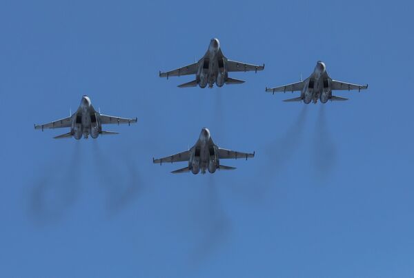 O que torna caça russo Su-35 superior ao americano F-22? Mídia norte-americana explica - Sputnik Brasil