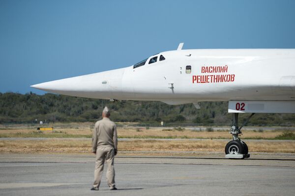 Bombardeiro Tu-160 depois de pousar no Aeroporto Internacional Simón Bolívar, na Venezuela - Sputnik Brasil