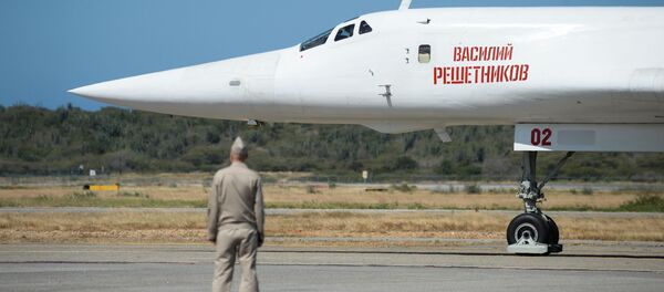 Bombardeiro Tu-160 depois de pousar no aeroporto da Venezuela - Sputnik Brasil
