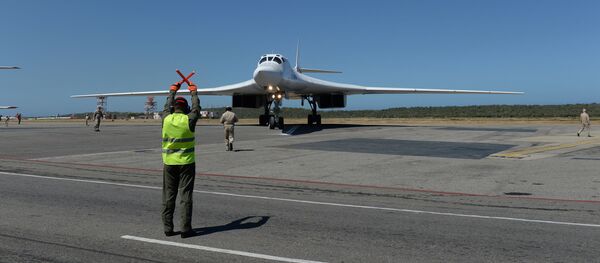 Bombardeiro Tu-160 depois de pousar no Aeroporto Internacional Simón Bolívar, na Venezuela - Sputnik Brasil