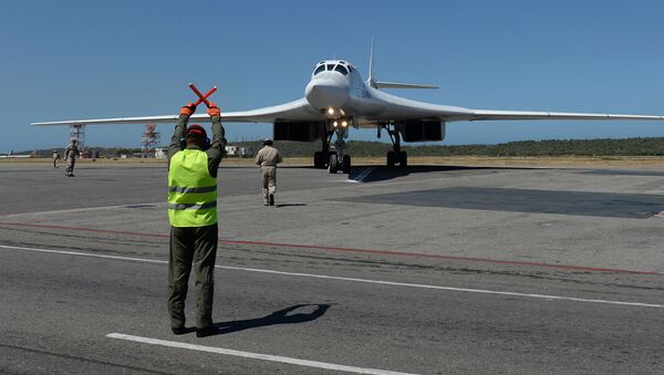 Bombardeiro Tu-160 depois de pousar no Aeroporto Internacional Simón Bolívar, na Venezuela - Sputnik Brasil