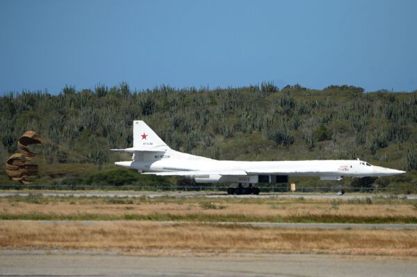 Bombardeiro Tu-160 durante pouso no aeroporto venezuelano - Sputnik Brasil