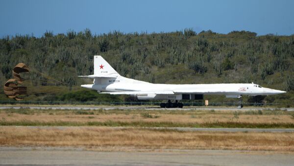 Bombardeiro Tu-160 durante pouso no aeroporto venezuelano - Sputnik Brasil