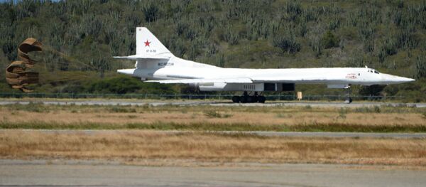 Bombardeiro Tu-160 durante pouso no aeroporto venezuelano - Sputnik Brasil