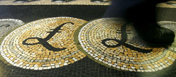 An employee is seen walking over a mosaic of pound sterling symbols set in the floor of the front hall of the Bank of England in London - Sputnik Brasil