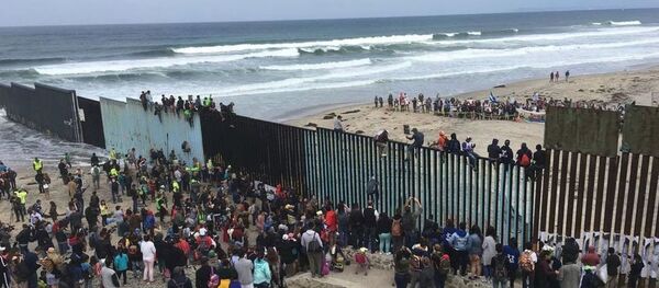 Muro na fronteira entre EUA e México - Sputnik Brasil