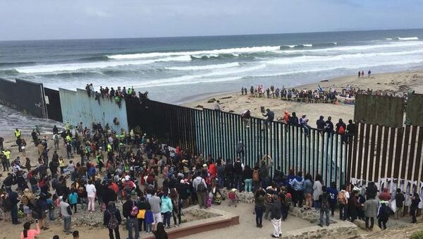 Muro na fronteira entre EUA e México - Sputnik Brasil