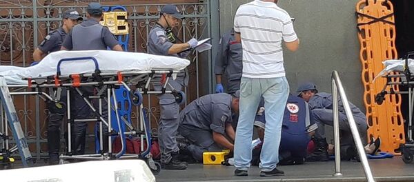 Imagens do atendimento médico frente à catedral em que um homem abriu fogo contra fiéis em Campinas-SP. Pelos 5 pessoas foram mortas pelo atirador que cometeu suicídio em seguida. - Sputnik Brasil