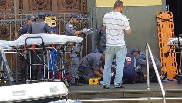 Imagens do atendimento médico frente à catedral em que um homem abriu fogo contra fiéis em Campinas-SP. Pelos 5 pessoas foram mortas pelo atirador que cometeu suicídio em seguida. - Sputnik Brasil