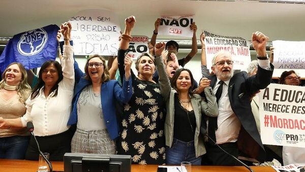 Parlamentares da oposição celebram o arquivamento do Escola sem Partido - Sputnik Brasil