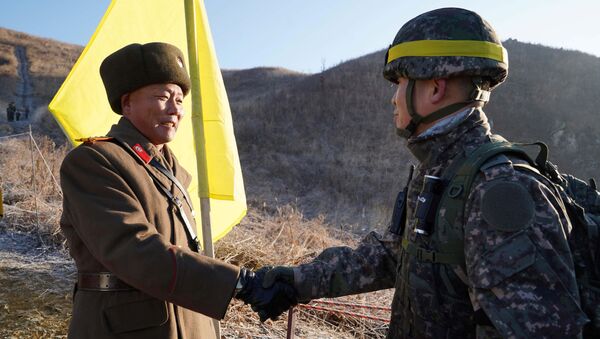 Soldados das duas Coreias cruzam fronteira pela primeira vez para verificar o desmantelamento de postos militares - Sputnik Brasil