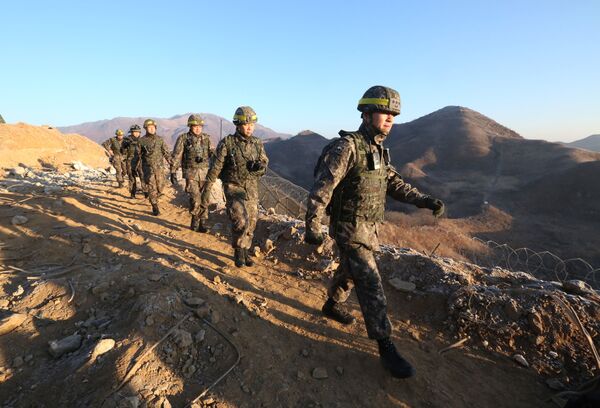 Soldados das duas Coreias cruzam fronteira pela primeira vez para verificar o desmantelamento de postos militares - Sputnik Brasil