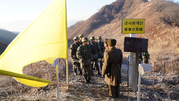Soldados das duas Coreias na fronteira na Zona Desmilitarizada - Sputnik Brasil