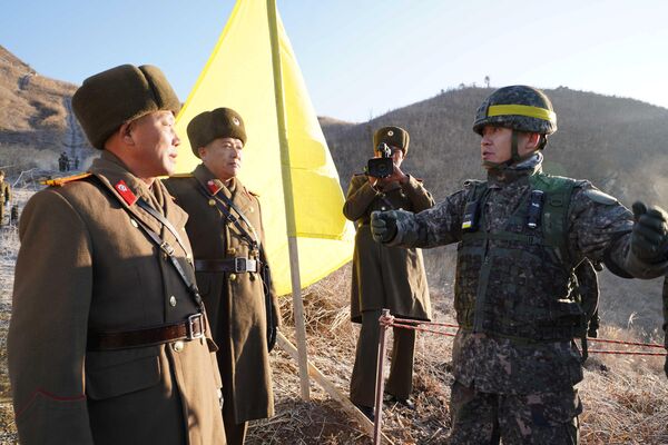 Soldados das duas Coreias depois de verificarem o desmantelamento de postos militares da fronteira na DMZ - Sputnik Brasil