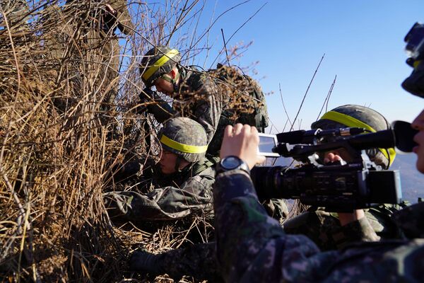 Soldados das duas Coreias verificam postos militares na fronteira na DMZ - Sputnik Brasil