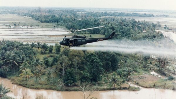 Helicóptero do exército dos EUA pulveriza o agente laranja sobre campos vietnamitas. - Sputnik Brasil