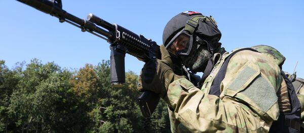 Militar russo com um fuzil de assalto - Sputnik Brasil