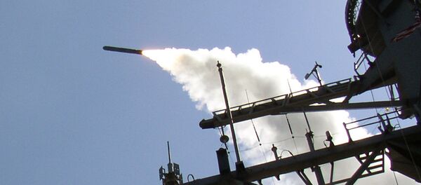 Destróier de mísseis guiados USS Porter (DDG 78) lançando o míssil Tomahawk (TLAM) Destróier de mísseis guiados USS Porter (DDG 78) lançando o míssil Tomahawk (TLAM) - Sputnik Brasil