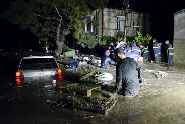 Socorristas e moradores nas ruas alagadas de Tbilisi - Sputnik Brasil