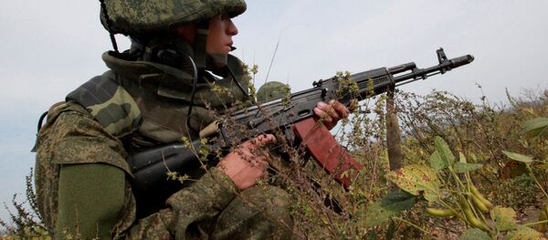 A metralhadora Kalashnikov foi usada pelos participantes dos exercícios Vostok 2014 - Sputnik Brasil