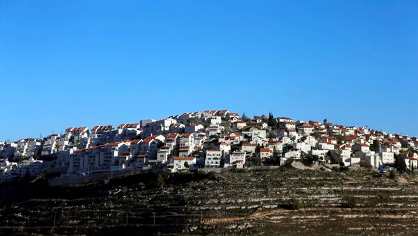 Casas no topo de uma colina no assentamento israelense de Givat Ze'ev, na Cisjordânia (arquivo) - Sputnik Brasil