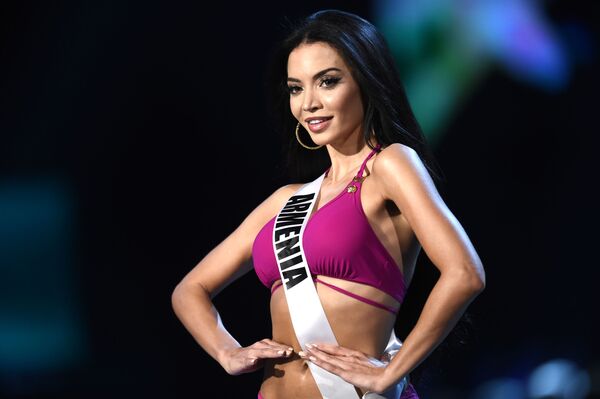 Eliza Muradyan, miss Armênia, posa com traje de banho durante Miss Universo 2018 em Bangkok, na Tailândia - Sputnik Brasil
