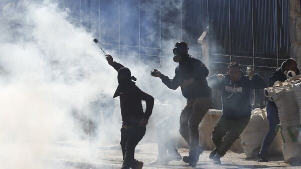 Manifestantes palestinos durante conflito com tropas israelenses, na Cisjordânia (foto de arquivo) - Sputnik Brasil