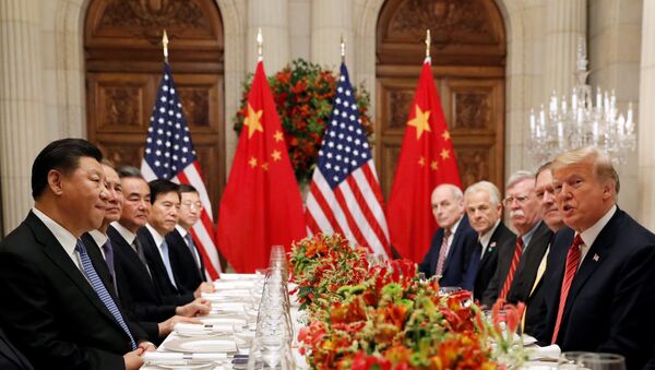 Presidente dos EUA, Donald Trump e o líder chinês Xi Jinping, durante negociações entre EUA e China no G20, na Argentina - Sputnik Brasil