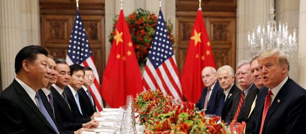 Presidente dos EUA, Donald Trump e o líder chinês Xi Jinping, durante negociações entre EUA e China no G20, na Argentina - Sputnik Brasil