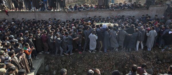 Moradores carregam o corpo de Zahoor Ahmed, soldado rebelde, na Caxemira. 11 pessoas morreram entre manifestantes, rebeldes e sodlados indianos em Srinagar, na região controlada pela  Índia na Caxemira. Entre os mortos, sete civis, três militantes e um soldado. - Sputnik Brasil