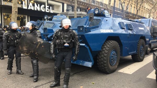 Agentes de segurança francesa bloqueiam ruas de Paris durantes protestos de coletes amarelos em 15 de dezembro de 2018 - Sputnik Brasil
