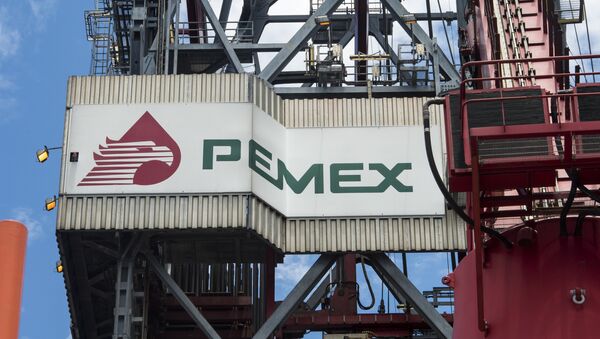 Logotipo da Pemex na torre de perfuração da plataforma de exploração La Muralla IV, no golfo do México (arquivo) - Sputnik Brasil