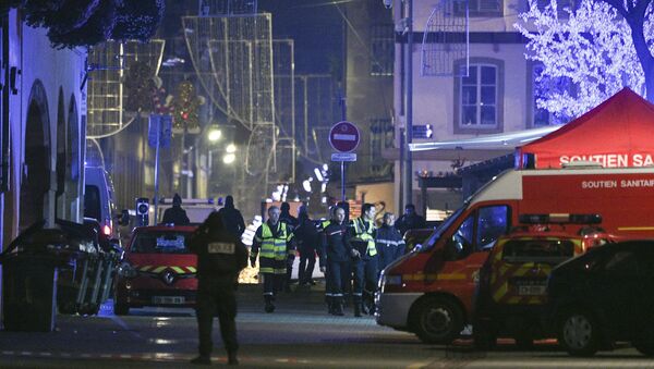 Polícia e equipes de emergência chegam à Rue des Grandes Arcades, em Estrasburgo, França, após tiroteio na noite de 11 de dezembro de 2018 - Sputnik Brasil