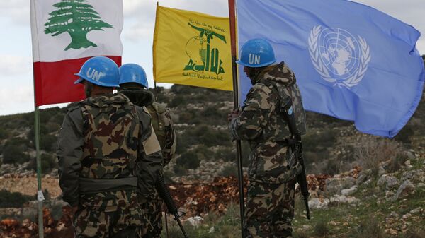 Forças de paz da ONU mantêm suas bandeiras em pé ao lado das bandeiras do Hezbollah e do Líbano nos locais onde escavadores israelenses estão trabalhando. - Sputnik Brasil