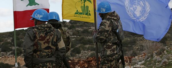 Forças de paz da ONU mantêm suas bandeiras em pé ao lado das bandeiras do Hezbollah e do Líbano nos locais onde escavadores israelenses estão trabalhando. - Sputnik Brasil