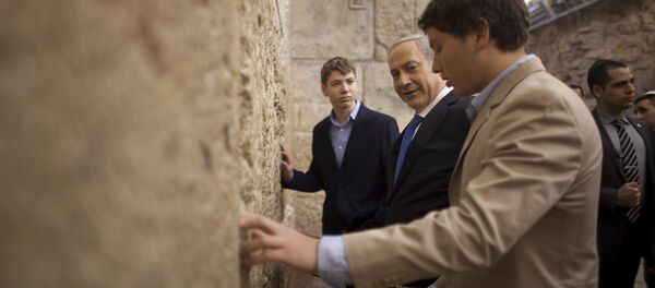 In this Jan. 22, 2013 file photo, Israeli Prime Minister Benjamin Netanyahu, center, prays with his sons Yair, background, and Avner, right, at the Western Wall, the holiest site where Jews can pray, in Jerusalem's Old City. - Sputnik Brasil