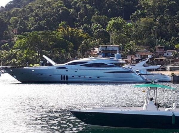 Com capacidade para 21 passageiros, o iate que pertencia a Eike Batista tem salas, cozinha, espaço para guardar dois jet skis e quatro quartos, incluindo duas suítes, uma delas com sauna e closet Com capacidade para 21 passageiros, o iate que pertencia a Eike Batista tem salas, cozinha, espaço para guardar dois jet skis e quatro quartos, incluindo duas suítes, uma delas com sauna e closet - Sputnik Brasil