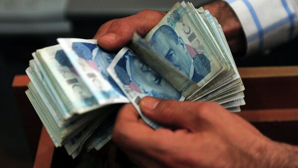 Um cambista conta notas de lira turca em Istambul (arquivo) - Sputnik Brasil