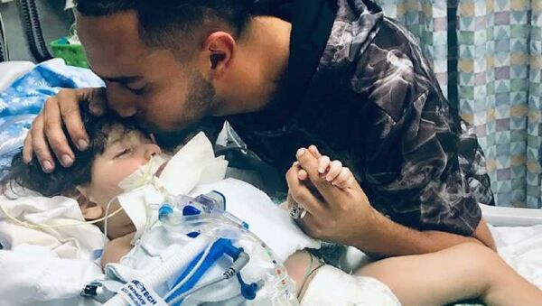 O menino Abdullah Hassan e o pai, Ali na UTI do Hospital Pediátrico Benioff, Califórnia. - Sputnik Brasil