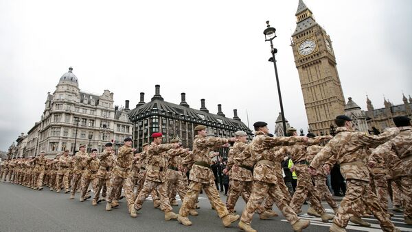 Soldados da 7ª Brigada Blindada Britânica que retornaram do serviço em operações no Iraque marcham em frente ao Big Ben em Londres (Arquivo) - Sputnik Brasil
