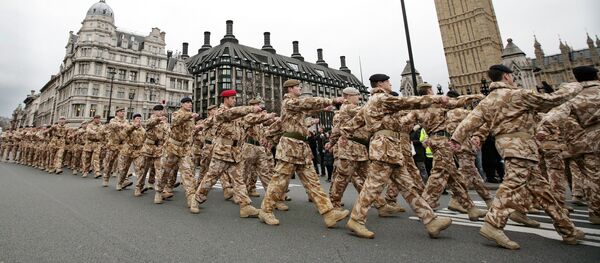 Soldados da 7ª Brigada Blindada Britânica que retornaram do serviço em operações no Iraque marcham em frente ao Big Ben em Londres (Arquivo) - Sputnik Brasil