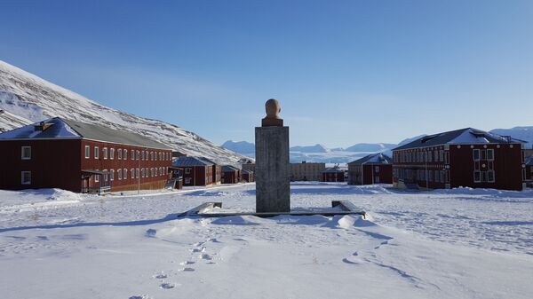 Praça central com monumento a Vladimir Lenin em Svalbard - Sputnik Brasil