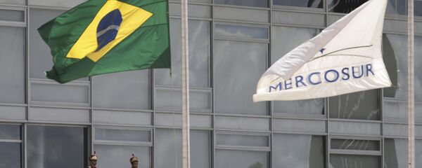 Bandeiras do Brasil e do Mercosul (foto de arquivo) - Sputnik Brasil