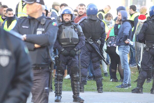 Polícia garante segurança durante protesto de 'coletes amarelos' lisboetas, 21 de dezembro de 2018 - Sputnik Brasil
